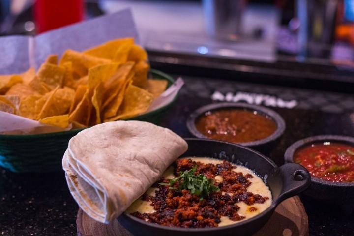 QUESO FUNDIDO CON CHORIZO