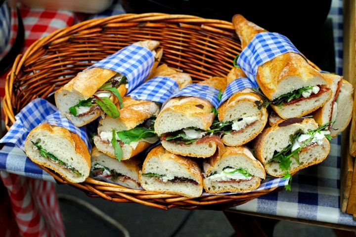 Caprese Sand & Pesto w/Chips