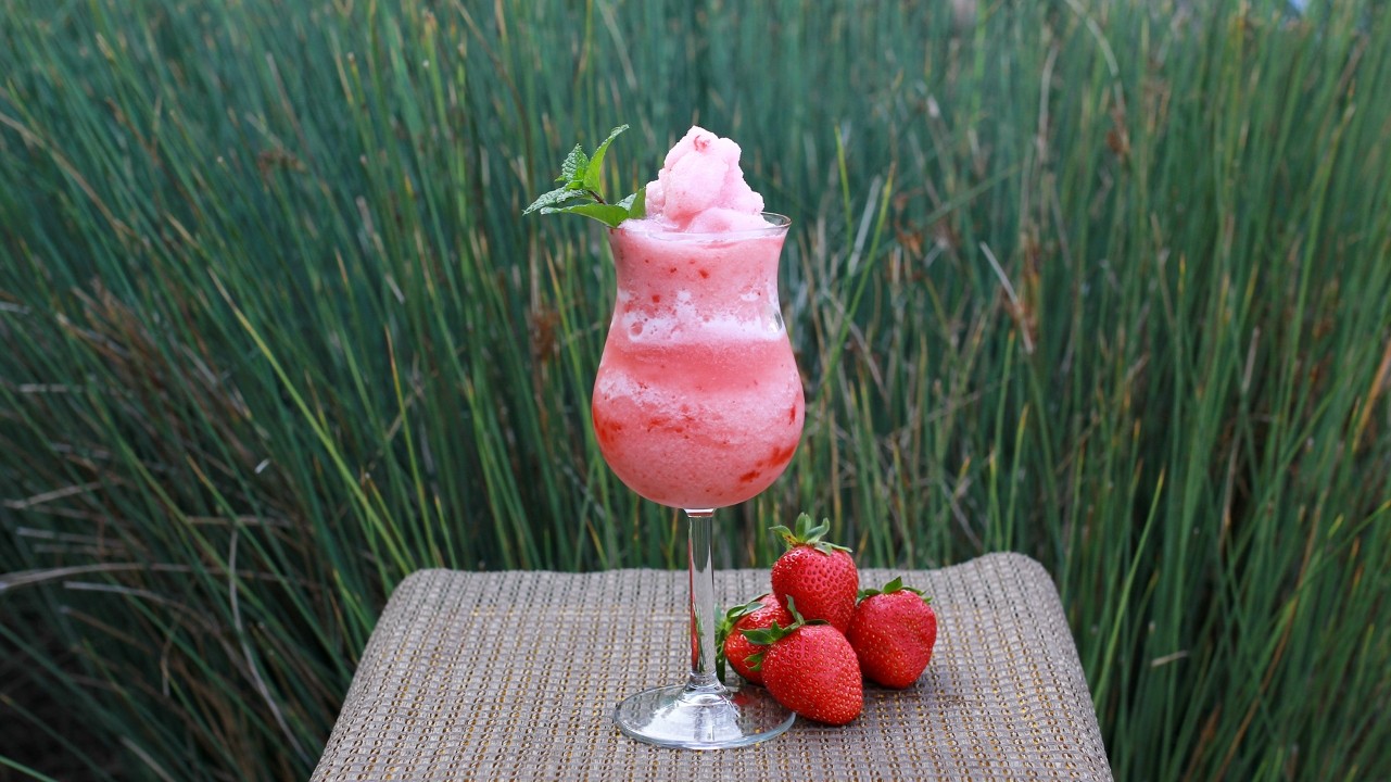 Strawberry Colada Cooler (Medium)
