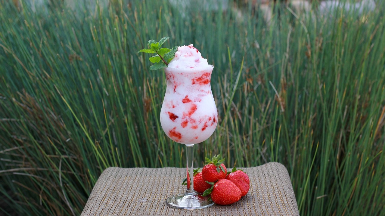 Strawberry Colada Cooler (Medium)