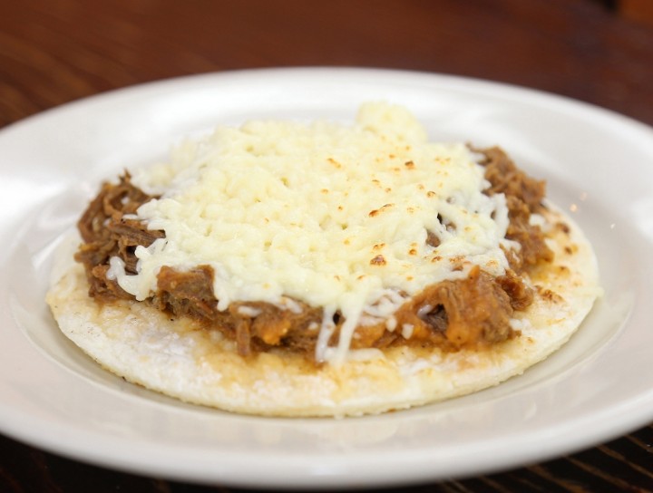 Arepa Con Carne Mechada Y Queso