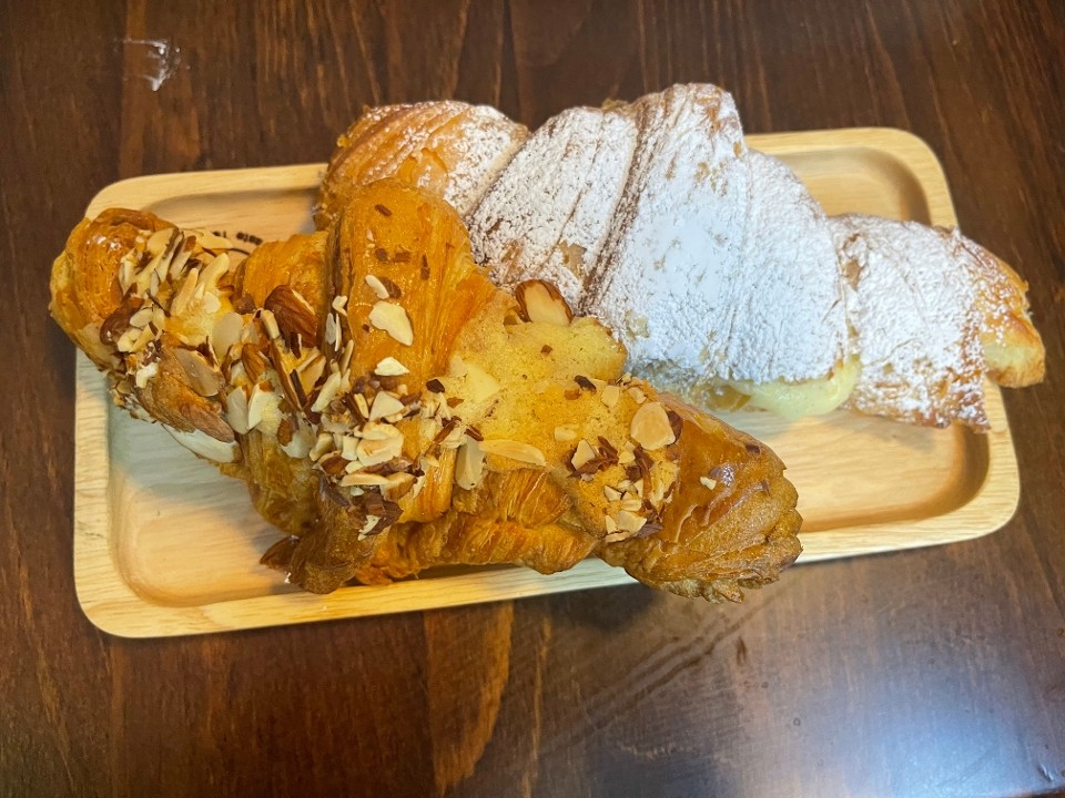 #77  Croissant with almond
