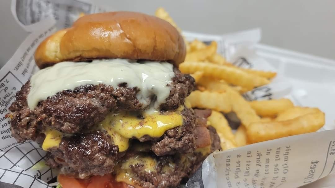 BUILD YOUR OWN LUCCA SMASH BURGER