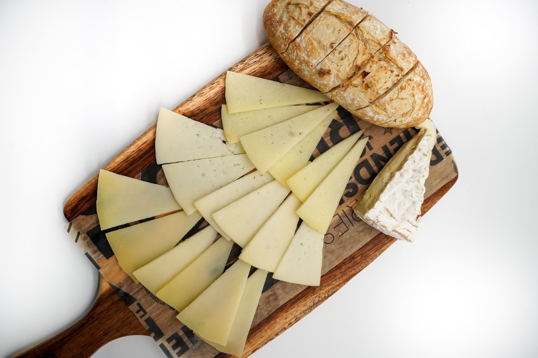 Tabla de quesos: queso manchego, queso de cabra, queso idiazabal y brie cheese