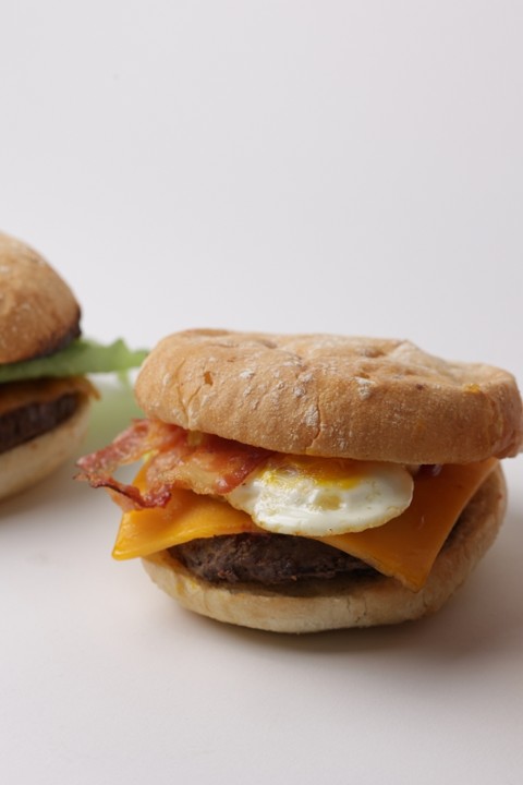96. 100 M Burger: Cristal bread, burger, egg, bacon, cheddar cheese, mayo and mustard(Cristal Bread)