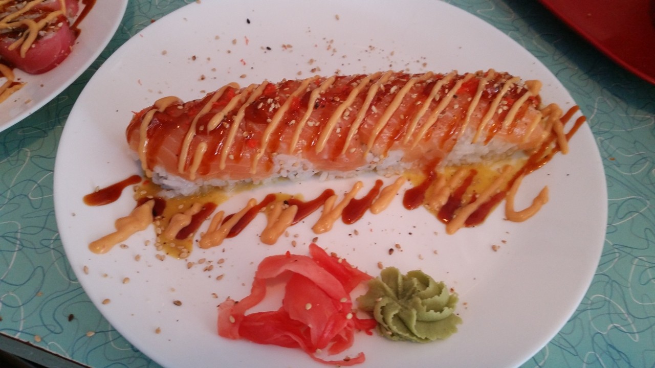 Geisha Roll (fresh salmon inside and outside roll)