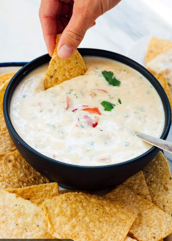 Queso dip & chips