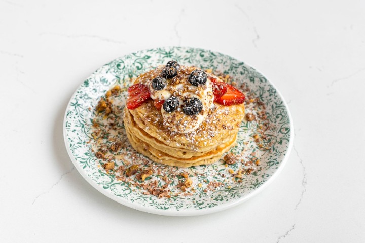 BERRIES & OATS GF PANCAKES.