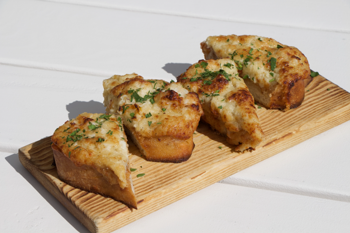Cheesy Garlic Bread with Dungeness Crab