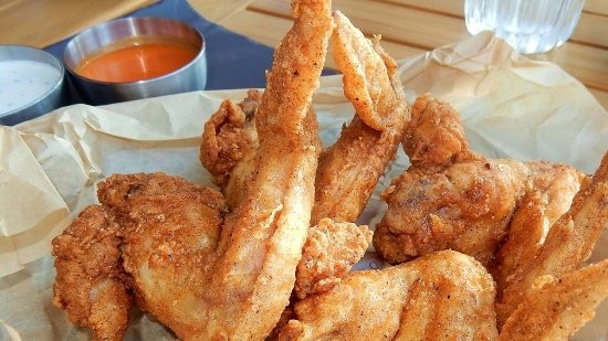 4 Whole Wings & Can Soda w/Side Salad