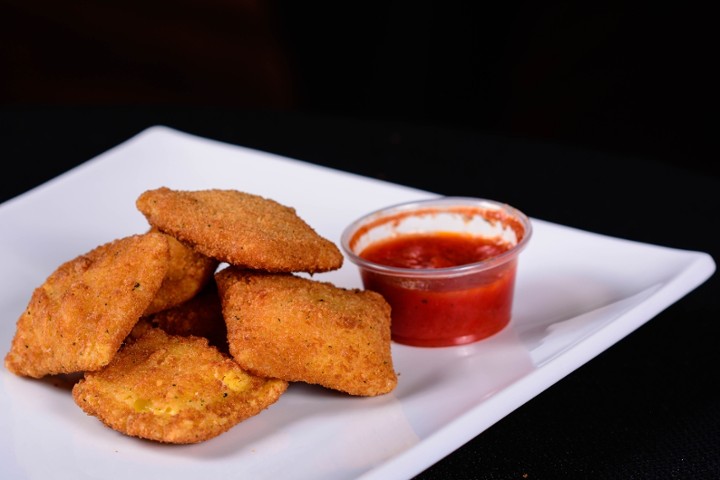 Fried Cheese Ravioli (6) w/ Marinara