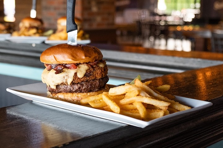 Mac & Cheese Hog Burger