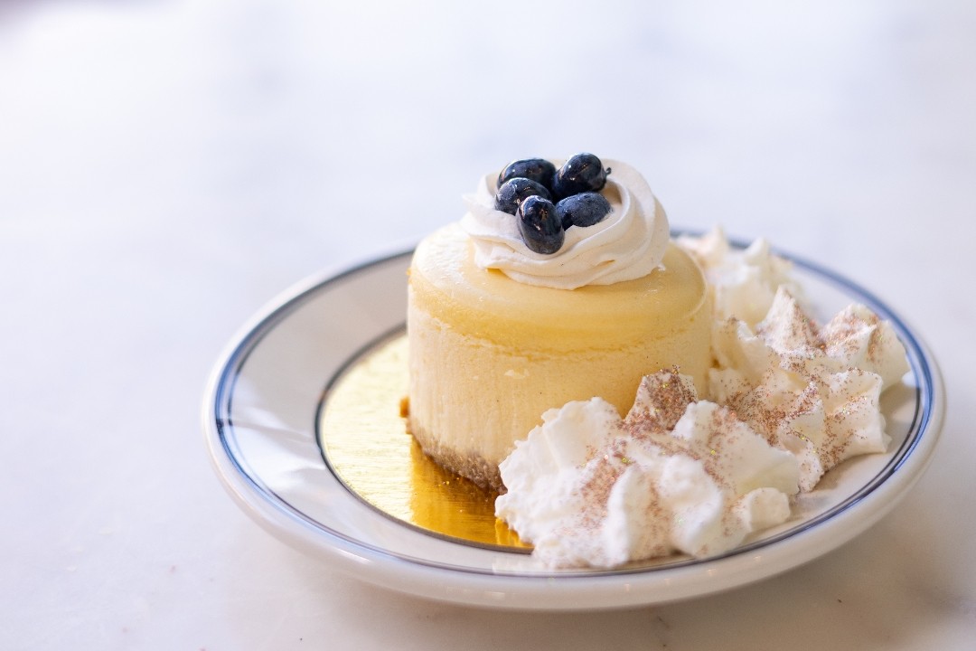 Vanilla Cheesecake w/Fresh Fruit