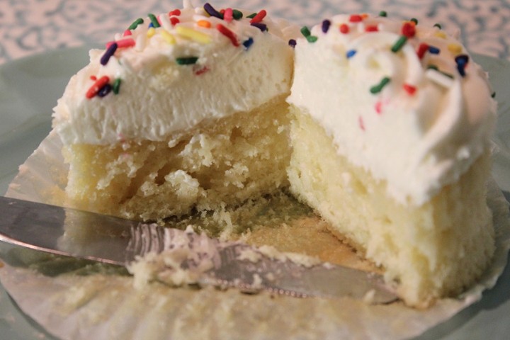 Cupcake jumbo sized vanilla
