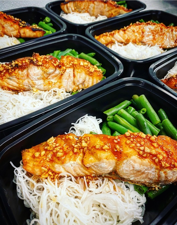 Spicy Maple Glazed Salmon w/ Rice Noodles & Green Beans