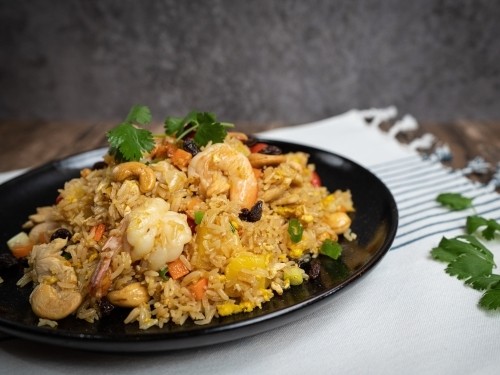 PINEAPPLE FRIED RICE (SHRIMP & CHICKEN)