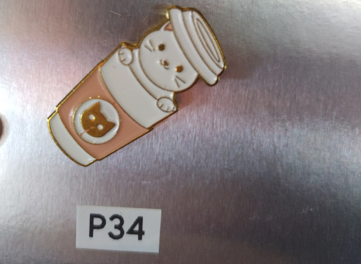 P34 - WHITE CAT IN CUP