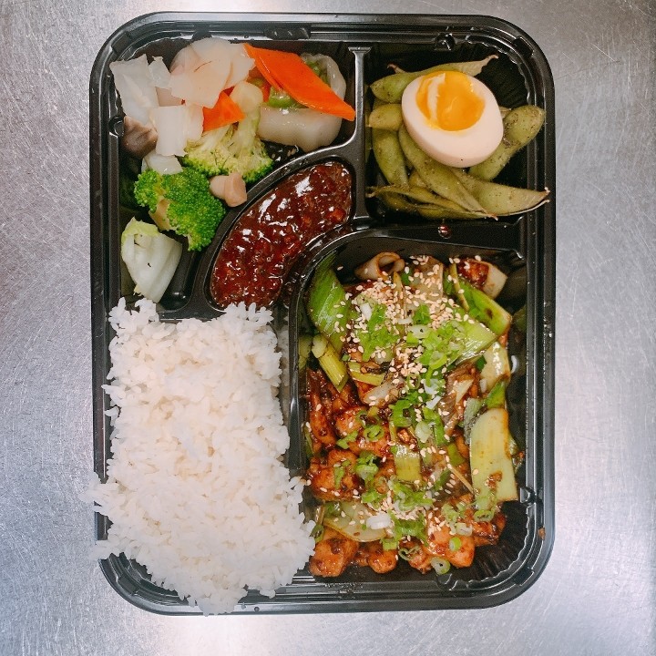 BD02 Diced Chicken in House Special Chili Sauce Bento 秘制鸡肉饭