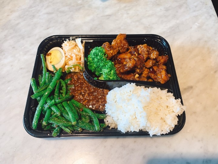 BD04 General Gao's Chicken Bento 左宗鸡饭