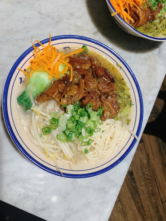N05 Braised Beef Noodle Bowl 红烧牛腩面