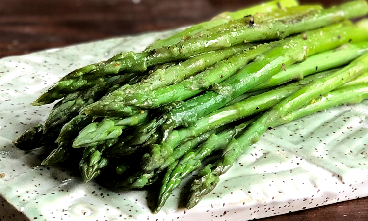 Steamed asparagus spears