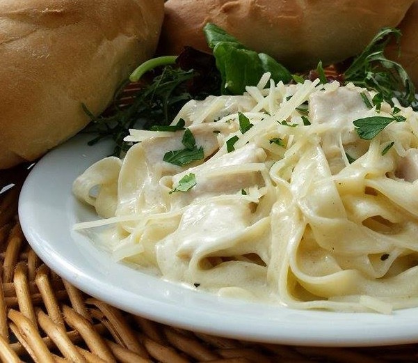 (T) Fettuccine Alfredo, Salad & Garlic Bread