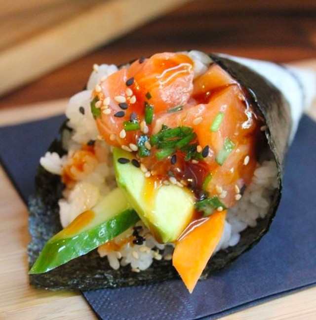 SPICY SALMON HAND ROLL