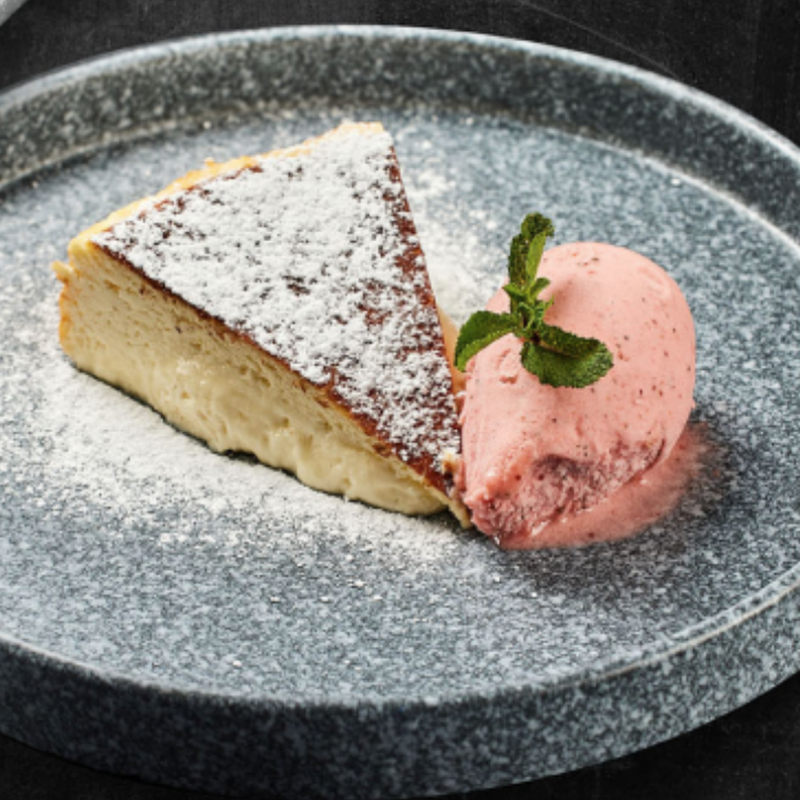 FLUFY CHEESCAKE WITH STAWBERRY ALBAHACA