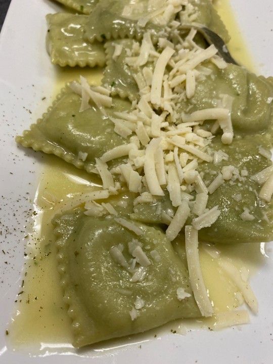 RAVIOLI RICOTTA E SPINACI CON SALSA BURRO, SALVIA E PECORINO  Veg.