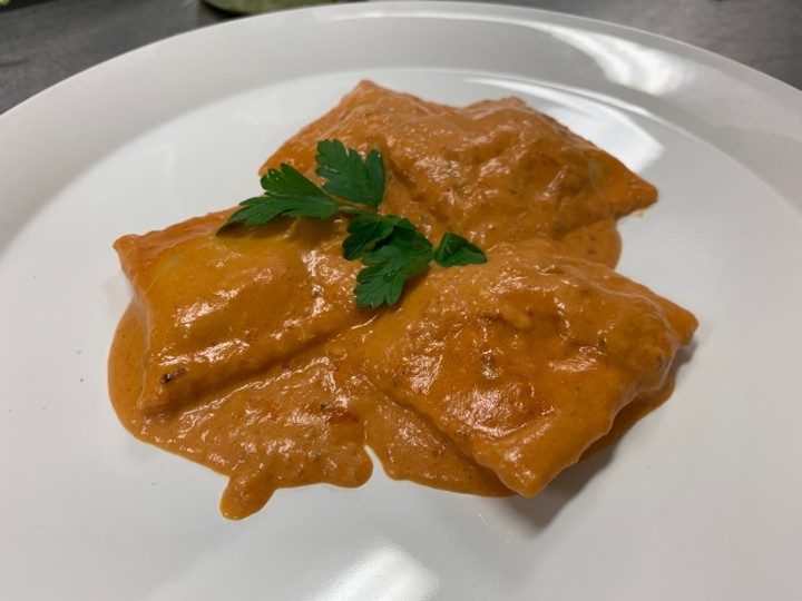 RAVIOLI FUNGHI CON SALSA MAMMAROSA ARRABBIATA