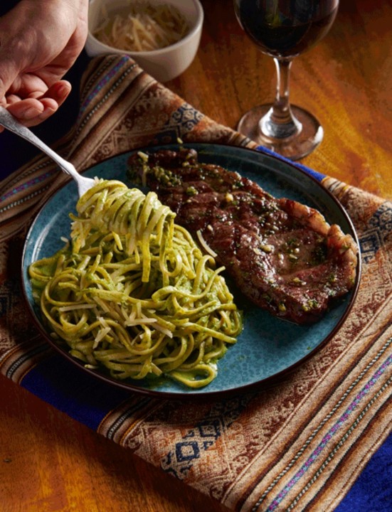 BISTEC CON TALLARIN VERDE