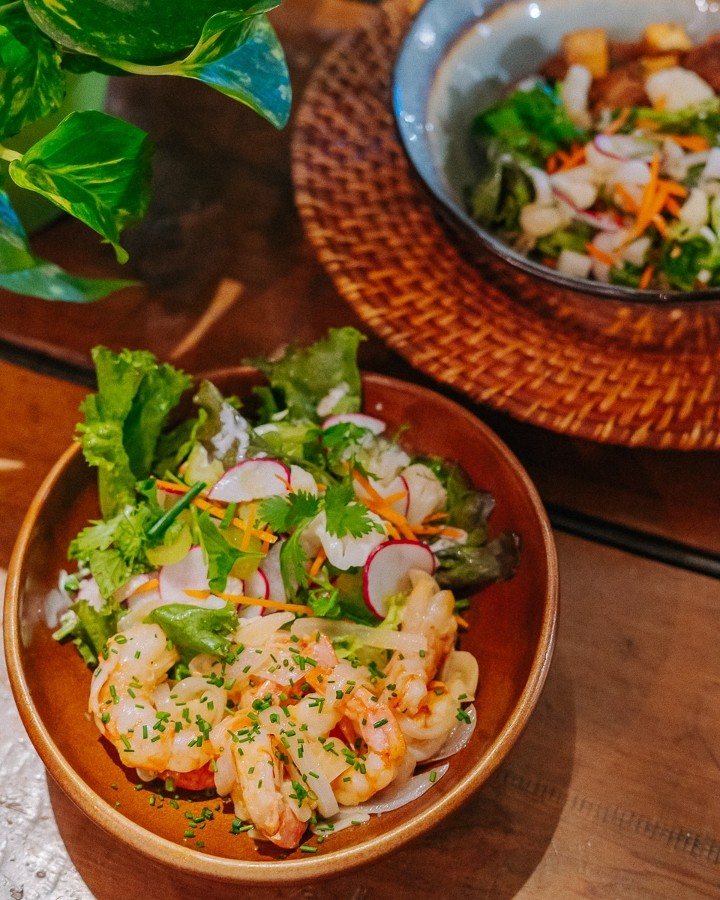 Salad with Shrimp al Ajillo