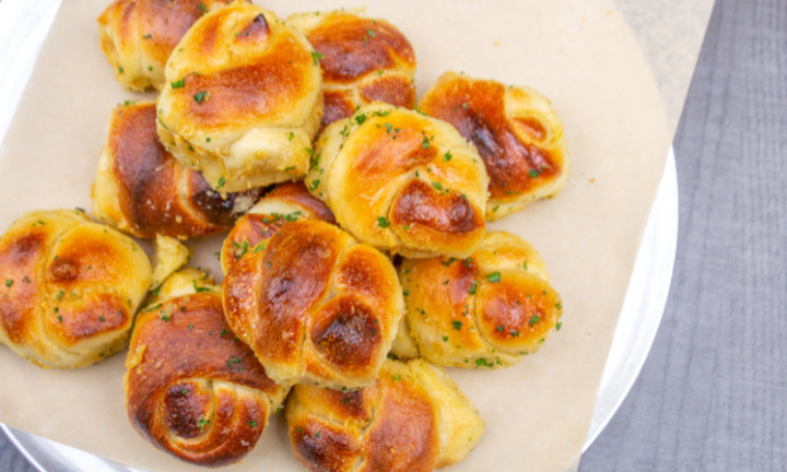 12 Classic Garlic Knots