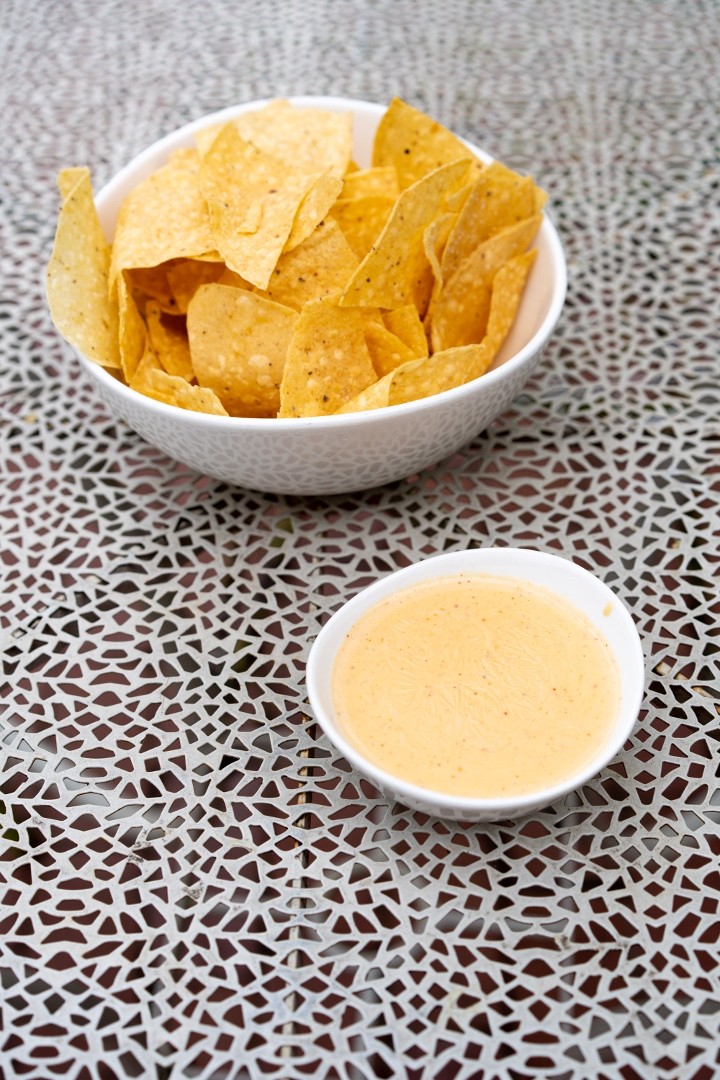 QUESO W/ CHIPS