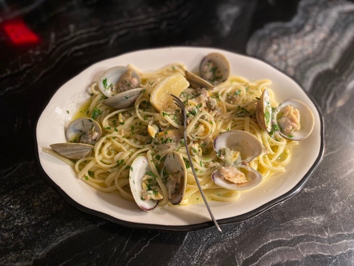 LINGUINI IN CLAM SAUCE