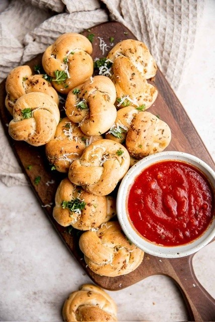 6 Garlic Knots