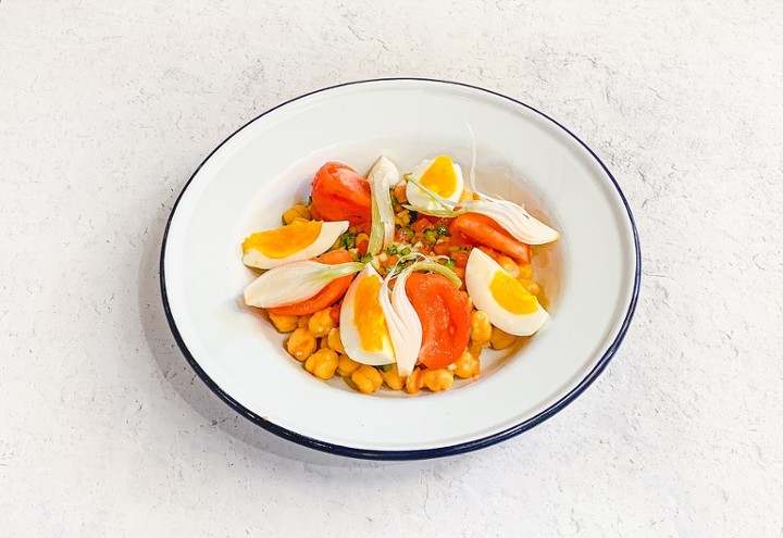 Ensalada de Garbanzos con Tomate y Huevo Duro