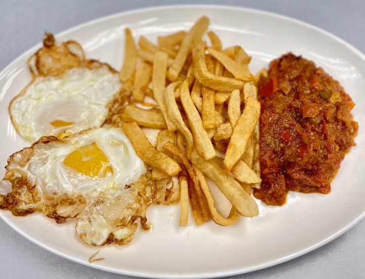 Pisto Manchego con Huevos y Patatas Fritas