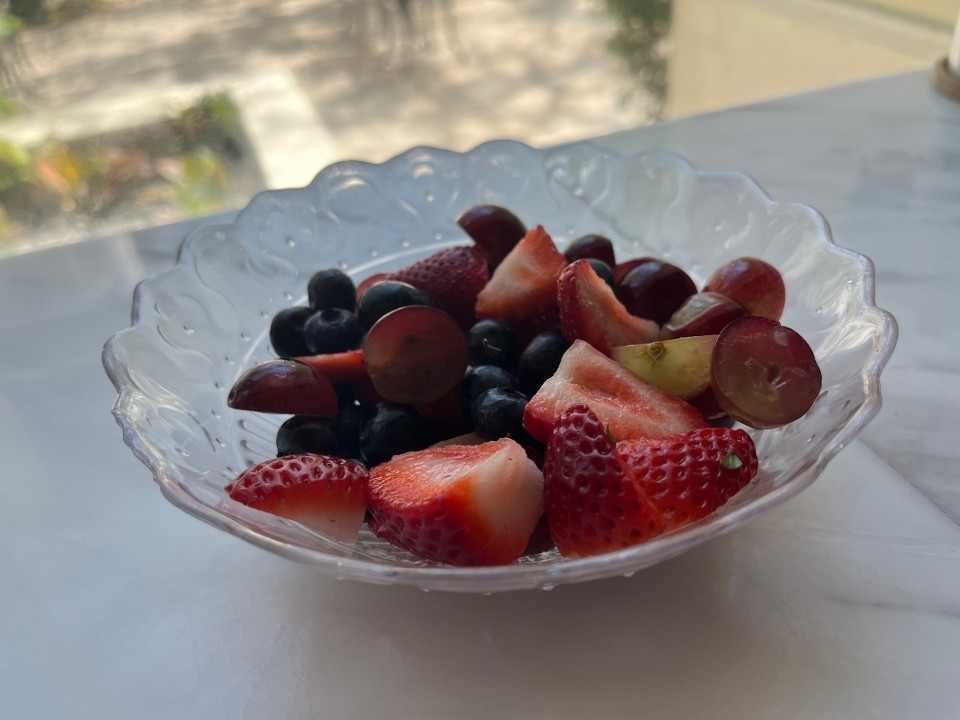 16 Oz Bowl of Fresh Fruit