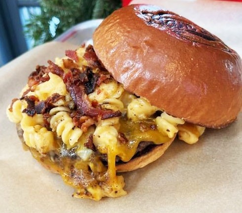 BACON MAC AND CHEESE BURGER