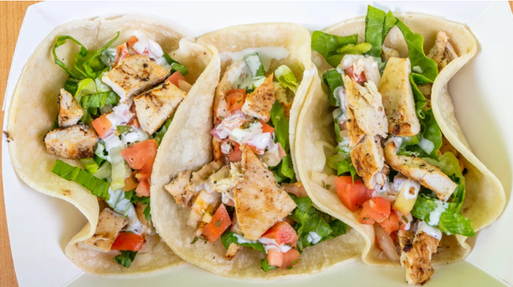 3 chicken tacos / tacos de pollo