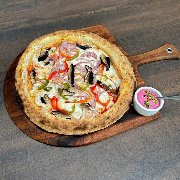 Vegetariana: Mozzarella, Mushrooms, Red & Green Peppers, Red Onion