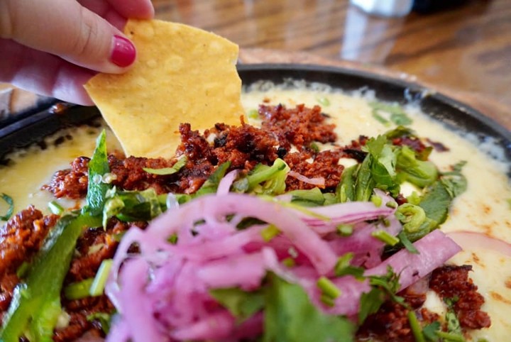 Queso Fundido con Chorizo