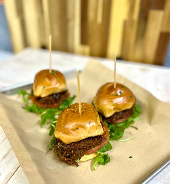 AKO PULLED BEEF SLIDERS