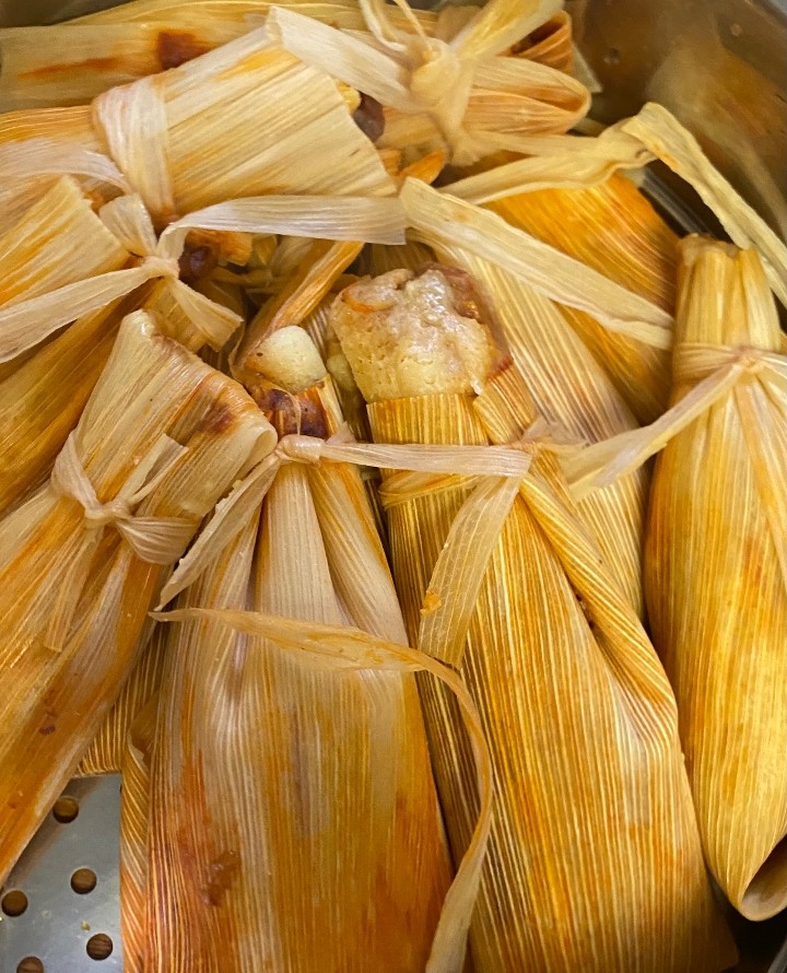 Tamales de pollo con mole negro