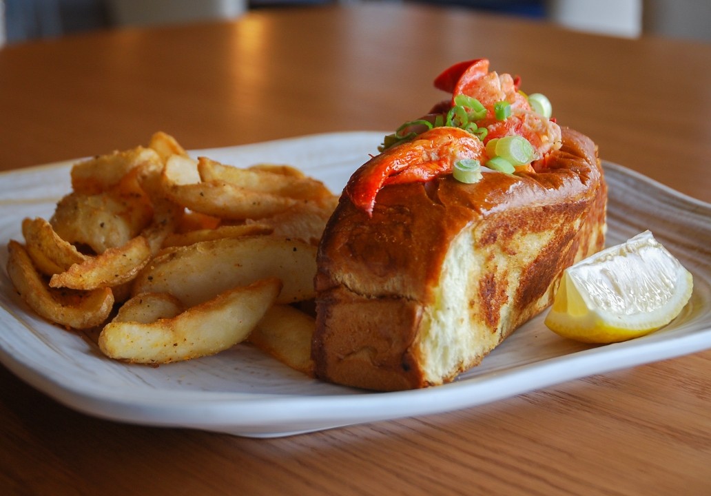 WARM 'CONNECTIUT SYTLE" LOBSTER ROLL