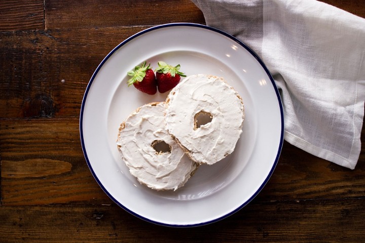 VEGAN BAGEL WITH CREAM CHEESE