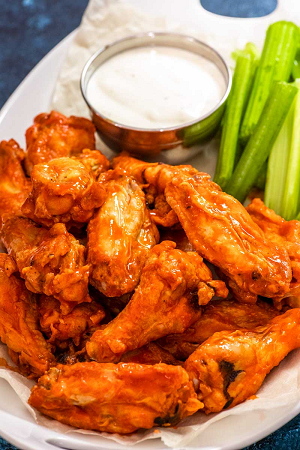 6pcs Wings. (1 flavor, 1 dip)