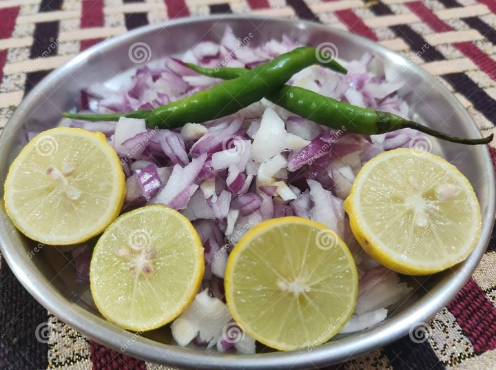 Masala Onion,Lemon, Chillies