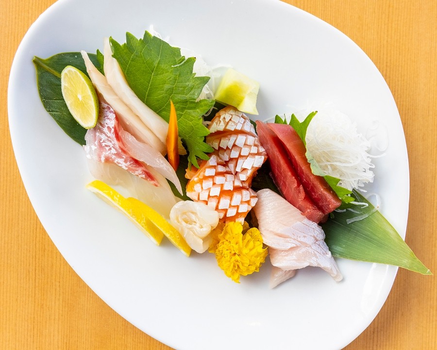 Sashimi Plate (11 Pieces)